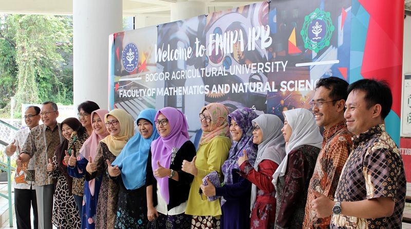 Photo session after the meeting with Agrianita IPB who plans on adopting Gerakan BERTEMAN FMIPA or FMIPA BERTEMAN