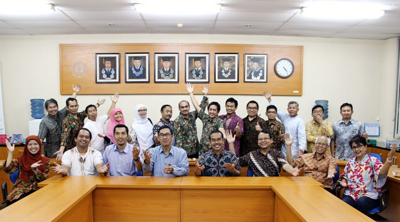 Foto bersama setelah FMIPA berhasil mempertahankan ISO 9001:2015