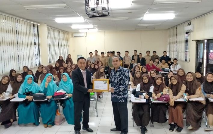 Puluhan Siswa SMA Belajar Robotika di Departemen Fisika FMIPA IPB