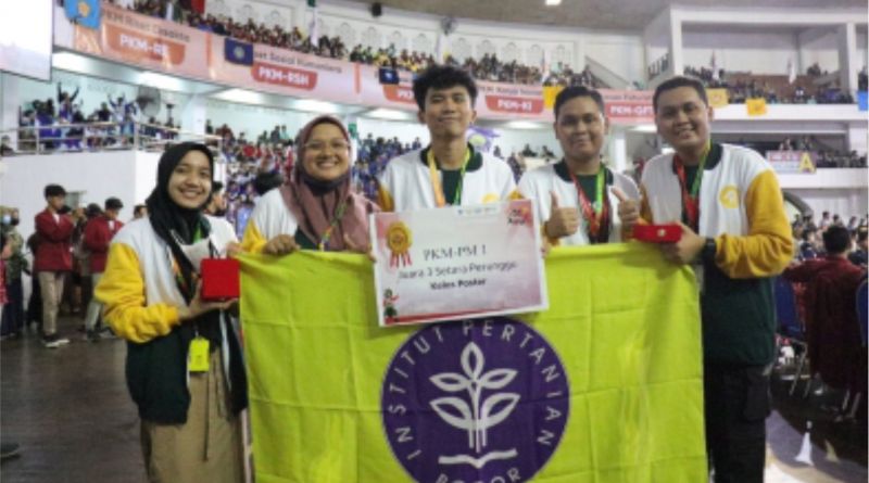 Poster Pemanfaatan Limbah Organik sebagai Media Maggot Karya Mahasiswa FMIPA IPB University Raih Medali Perunggu